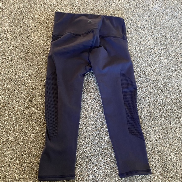 Lululemon mesh leggings. Size 2 - Picture 5 of 6